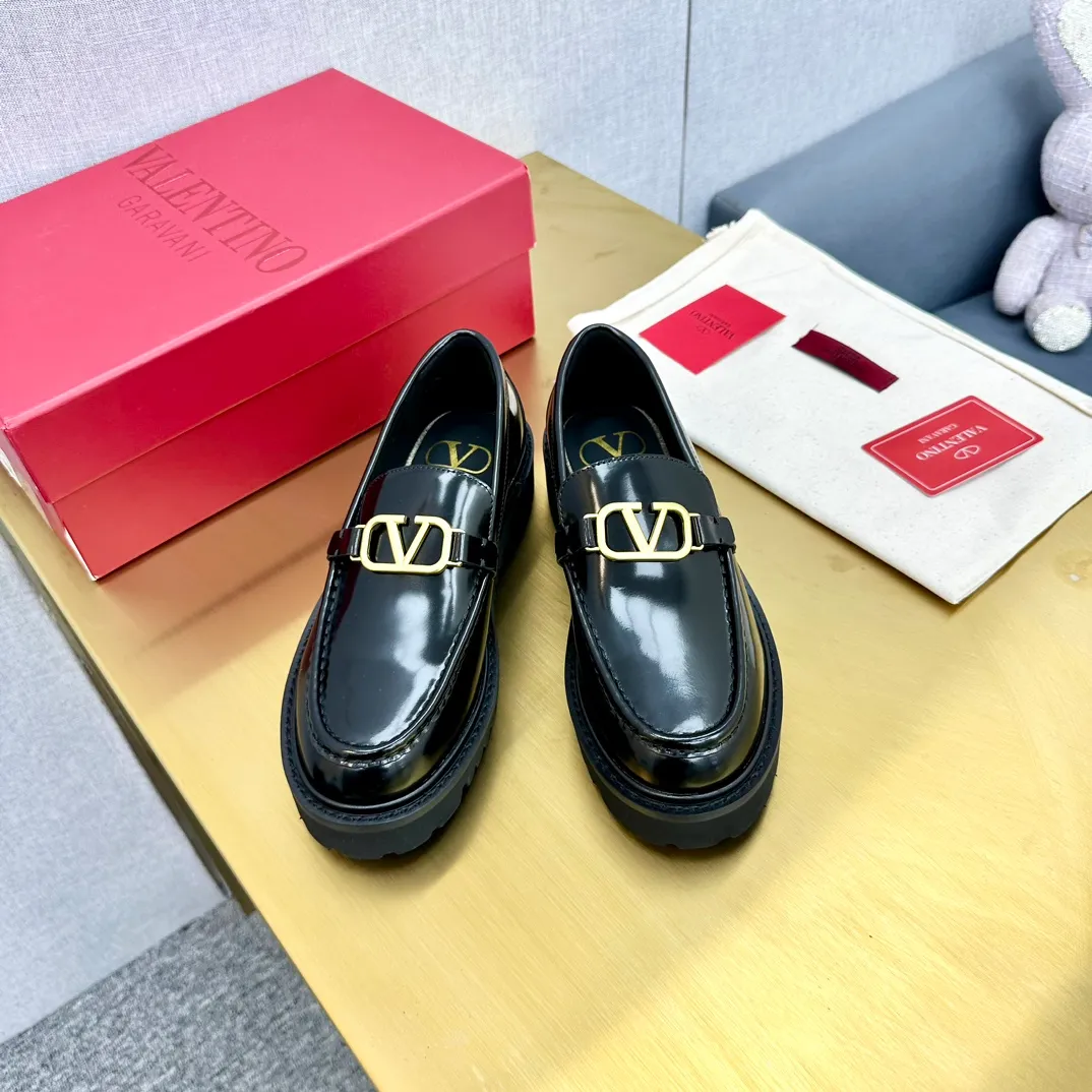👟👟Ex-factory price 560👟👟 2024【VALENTINO】Valentino's early spring fashionable slip-on loafers are hot new🆕 Versatile style with temperament💃🏻 Slay the whole audience immediately when you put them on [Love] The ultra-simple design is more timeless and attractive! Fashionable and neat feeling, it is a magic tool for increasing your height and slimming down ✨ The shoe collar is specially added with anti-wear latex! You won't feel tired after walking all day long🦶🏻 The upper is made of open-edge beaded cowhide material and paired with a calfskin lining, which is full of texture! 👿Bottom thickness 4.0cm 👿Color: Black Brown 👿Size: 35-40 Factory ready supply